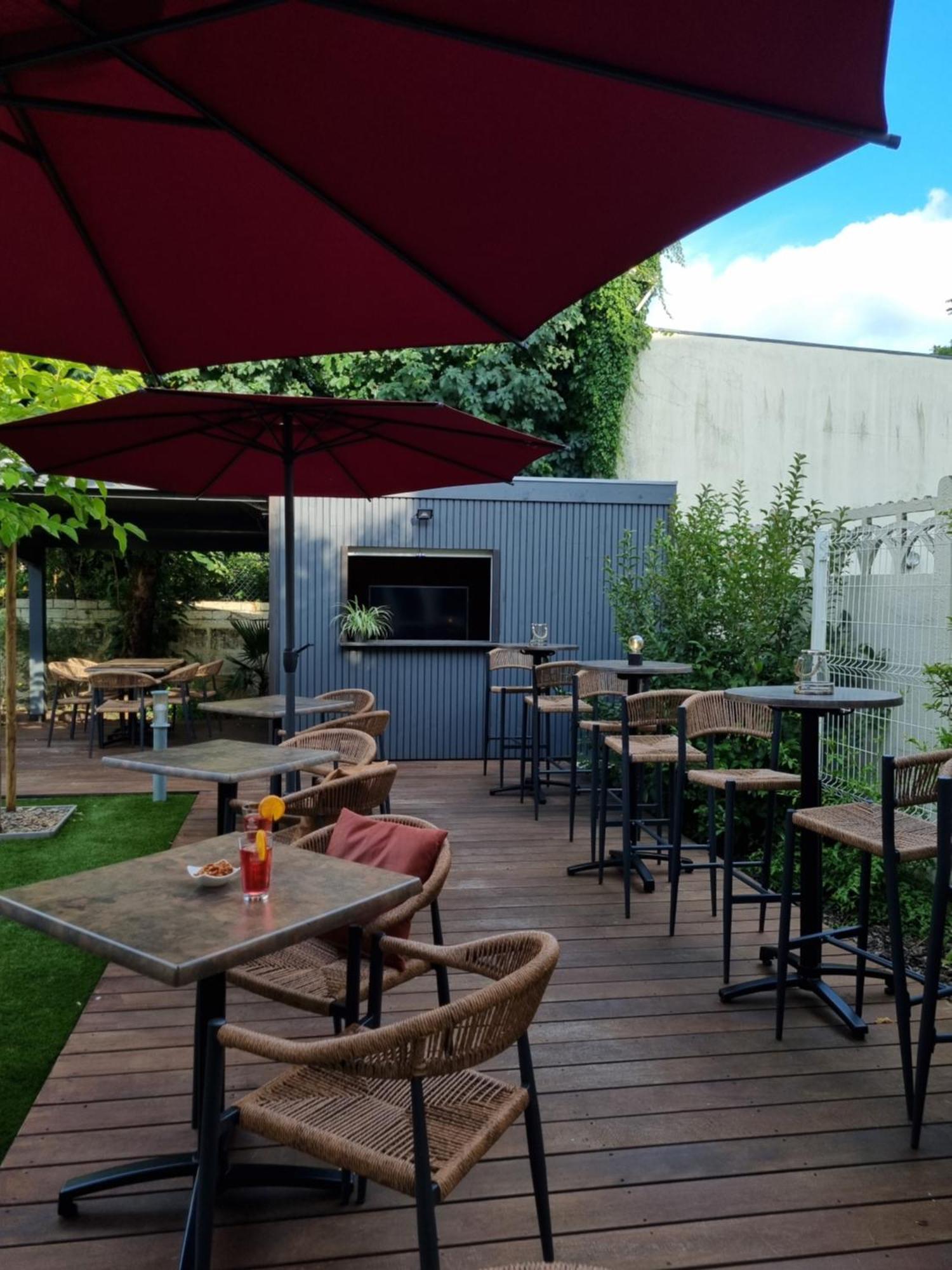 Hostel Bloom Bar & Garden *