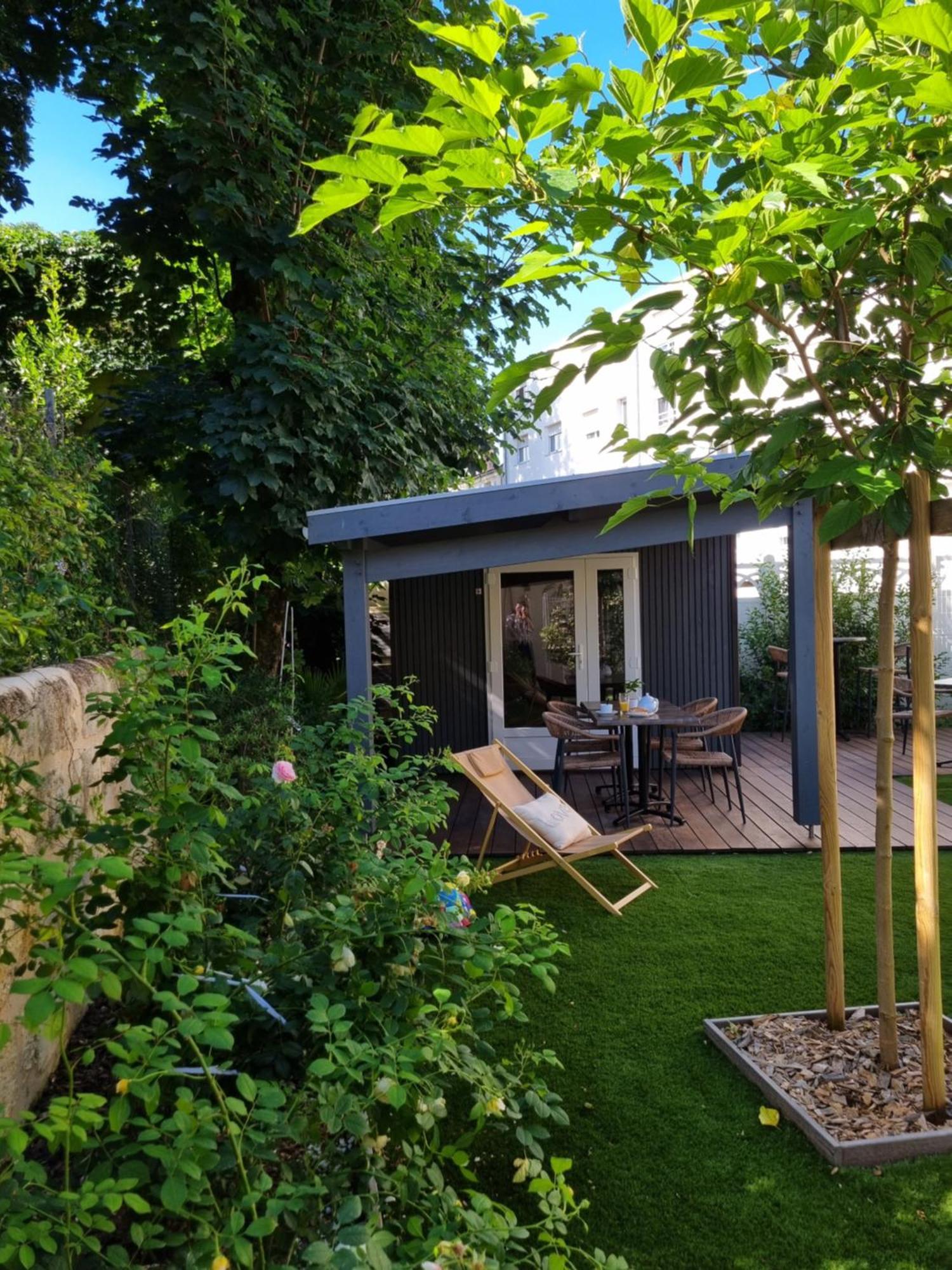 Hostal Bloom Bar & Garden *
