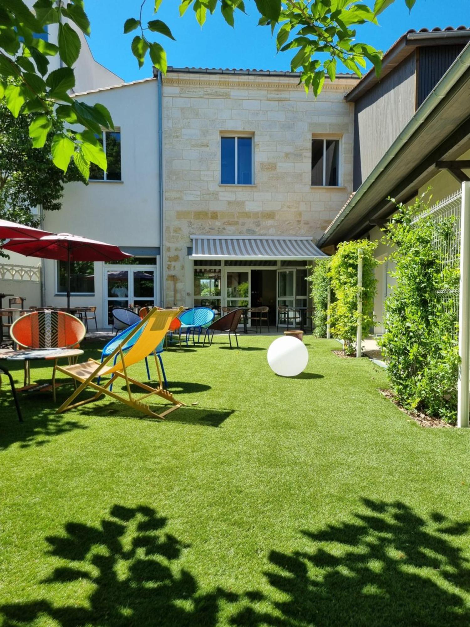 Bloom Bar & Garden Ostello *